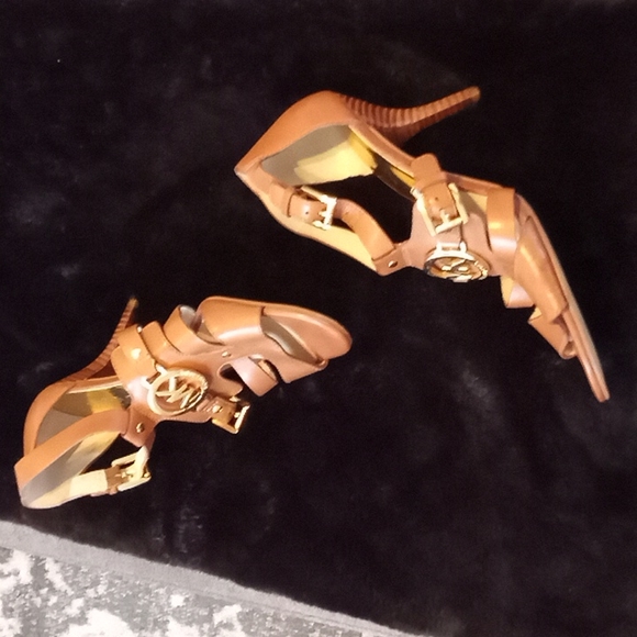 Michael Kors Ladies Tan/w Gold, Size 8.5 - Picture 2 of 3